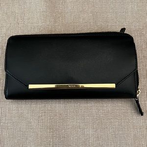 Tumi beautiful and elegant wallet